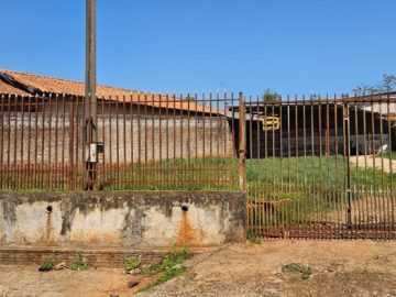 2 terrenos com uma casa